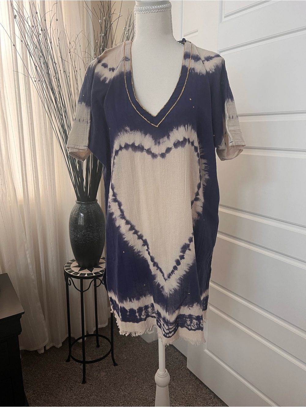 NATURAL LIFE Tie-Dye Heart V-Neck Tunic / Swimsuit Cover-up in Navy and Cream
